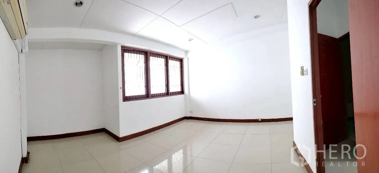 家庭办公室 for rent in Watthana, Bangkok - 大型白瓷砖房间，带窗花与通往浴室的门。