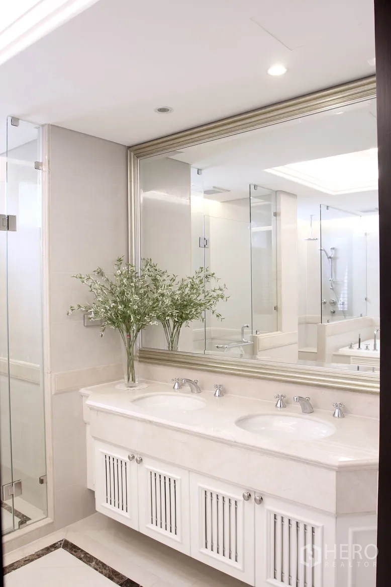Detached House for rent in Khlong Toei, Bangkok - Luxury bathroom with double vanity, large mirror and glass-enclosed shower.
