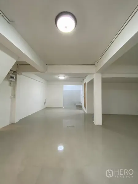 บ้าน ให้เช่าในBang Na, Bangkok - ห้องยาวโล่งปูกระเบื้องเงา เพดานติดไฟ นำไปสู่โซนหลังบ้าน
