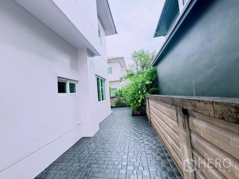 บ้าน ให้เช่าในPrawet, Bangkok - ทางเดินด้านข้างติดกำแพงโครงการและผนังบ้าน