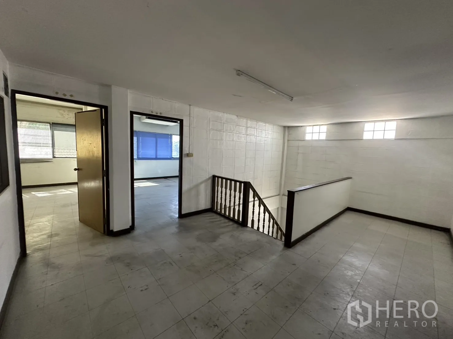 Warehouse for rent in Bang Na, Bangkok - Upper-floor landing with access to multiple air-conditioned rooms.