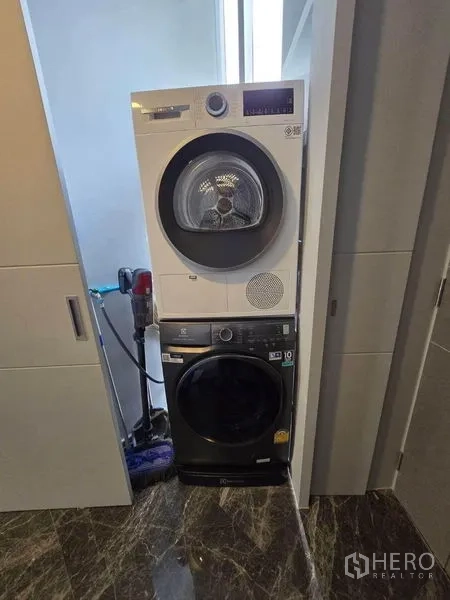 公寓 出租在Watthana, Bangkok - 洗衣间内叠放的洗衣机与烘干机