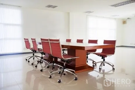 工厂 出租在Chachoengsao - 会议室配木质会议桌与红色旋转椅。