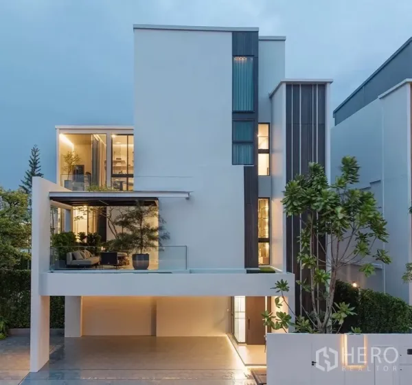 บ้าน ให้เช่าในSaphan Sung, Bangkok - หน้าบ้านเดี่ยว 3 ชั้นสไตล์โมเดิร์น มีที่จอดรถและระเบียงกระจกยามเย็น