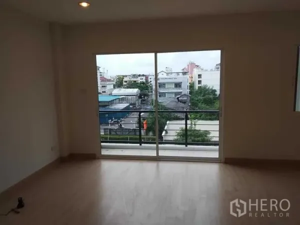 สำนักงานที่บ้าน ให้เช่าในPrawet, Bangkok - ห้องชั้นบนติดไฟดาวน์ไลท์ เชื่อมต่อระเบียง มองเห็นวิวเมือง