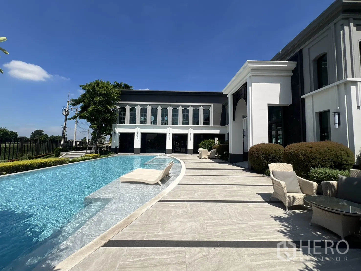 独立式住宅 出租或出售在Mueang Pathum Thani, Pathum Thani - 健身房落地拱窗，器材齐全，景观开阔。
