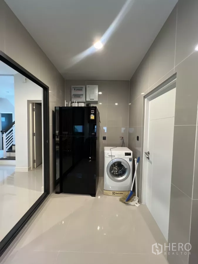 Detached House for rent in Bang Kapi, Bangkok - Laundry and utility zone with refrigerator, washing machine, and storage.