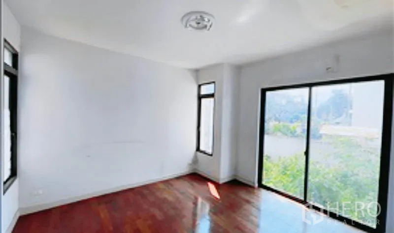 独立式住宅 出售在Khan Na Yao, Bangkok - 采光卧室，转角窗与推拉门，可见绿景