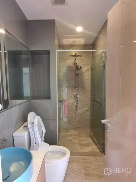 公寓 出租在Watthana, Bangkok - 现代浴室，玻璃干湿分离，雨淋花洒与马桶。