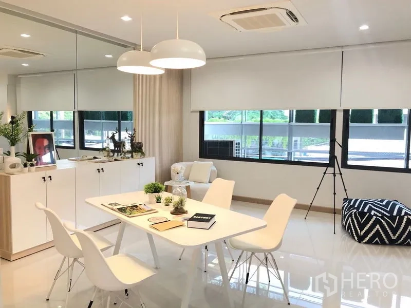 店屋 出租在Lat Phrao, Bangkok - 采光充足的办公室楼层，大窗配遮阳帘与休闲角，可见绿景。