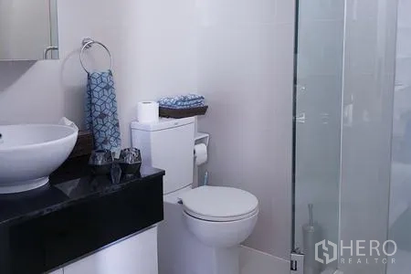 公寓 出租在Watthana, Bangkok - 现代卫浴，台上盆、玻璃淋浴间与花岗岩台面。