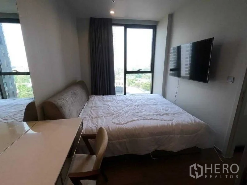 公寓 出租在Khlong Toei, Bangkok - 主卧配大床、壁挂电视与观景窗。