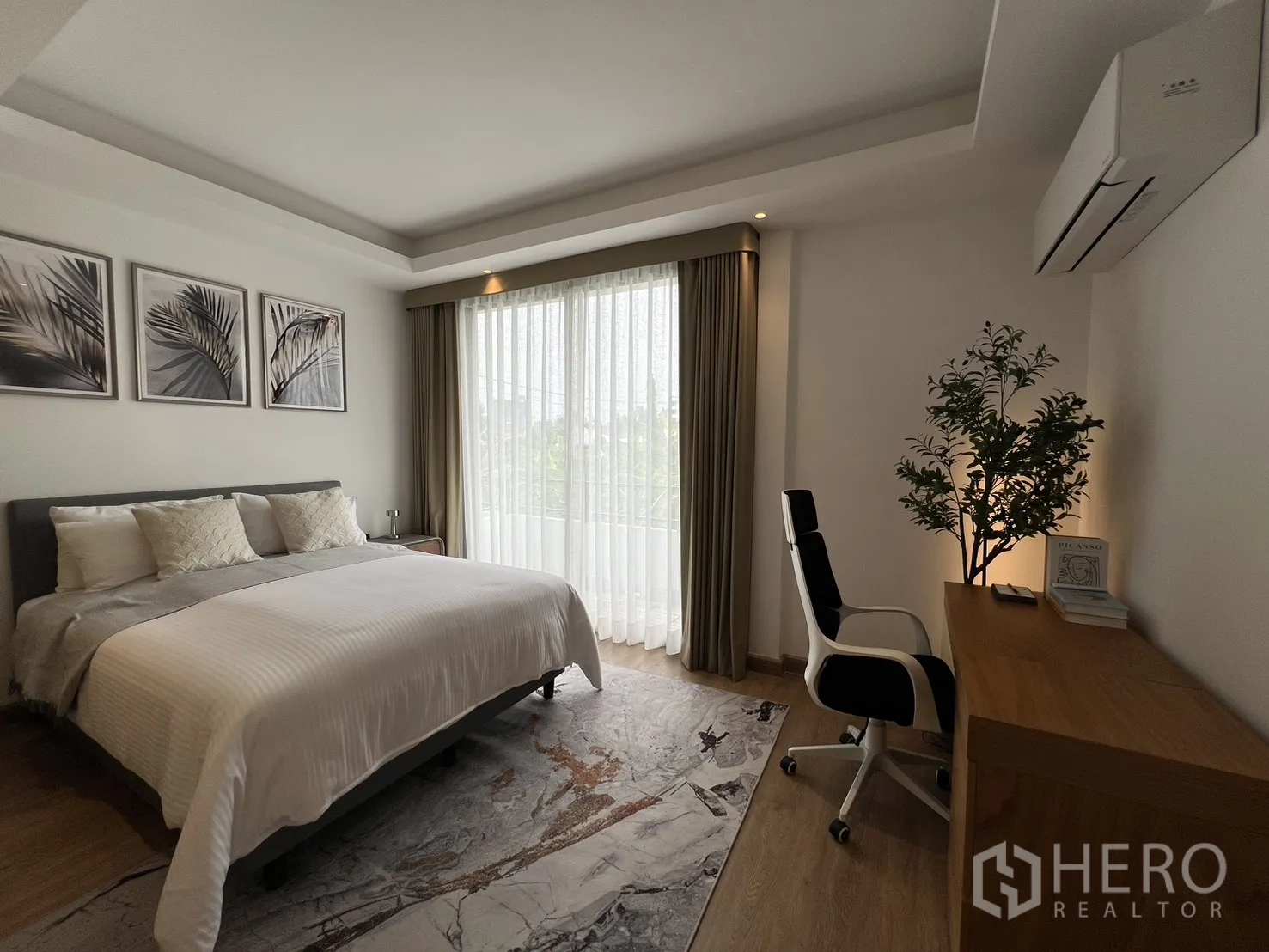ทาวน์เฮาส์ ขายในWatthana, Bangkok - ห้องทำงานหรือห้องนอนที่สี่ มีตู้บิวท์อินและโต๊ะทำงาน
