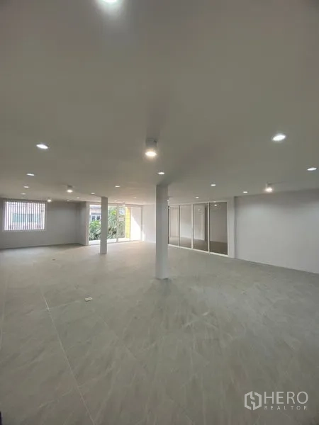 带办公室的家 出租或出售在Suan Luang, Bangkok - 宽敞开放式办公楼层，地砖、立柱与嵌入式LED照明，并有大窗户采光。