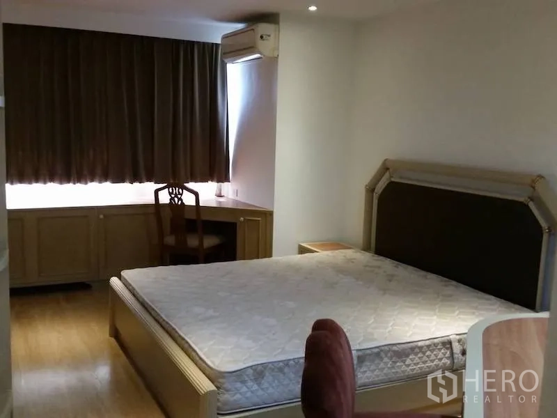 公寓 出租在Watthana, Bangkok - 主卧配大床、窗边书桌与壁挂空调。