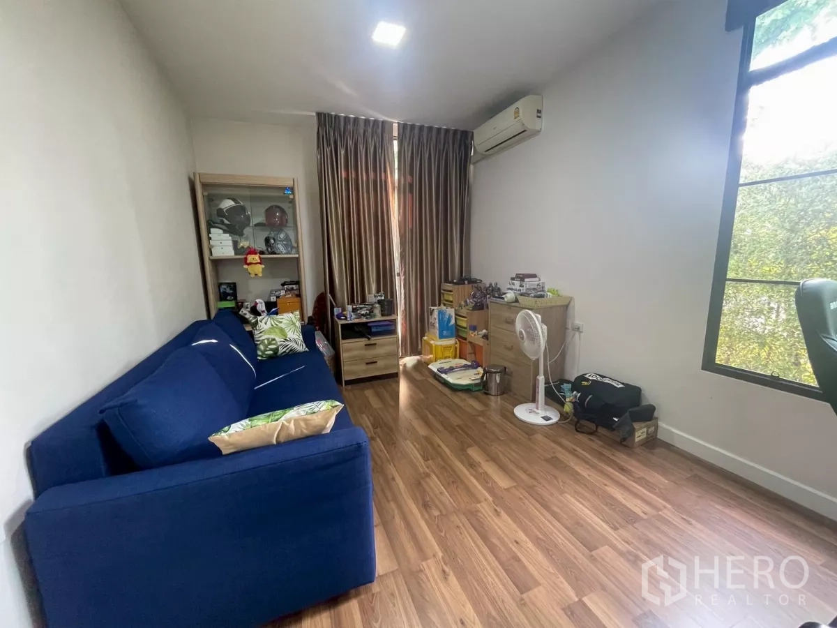 บ้าน ขายในBang Phli, Samut Prakan - ห้องครอบครัวชั้นบนหรือห้องนอน โซฟาสีน้ำเงิน หน้าต่างบานใหญ่ พื้นลามิเนต