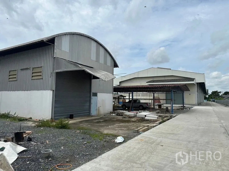 工厂 出租在Lam Luk Ka, Pathum Thani - 副仓与有顶车棚，紧邻主厂房。