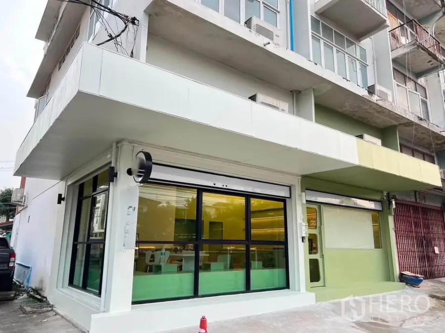 ตึกแถว for rent in Phra Khanong, Bangkok - มุมอาคารด้านนอกของอาคารพาณิชย์ หน้ากระจกกว้างและกันสาด