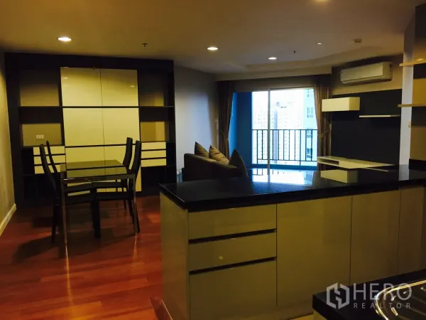 คอนโด ให้เช่าในHuai Khwang, Bangkok - ครัวแบบเปิดเคาน์เตอร์สีดำ ตู้บิวท์อิน ชุดโต๊ะอาหาร และวิวระเบียง