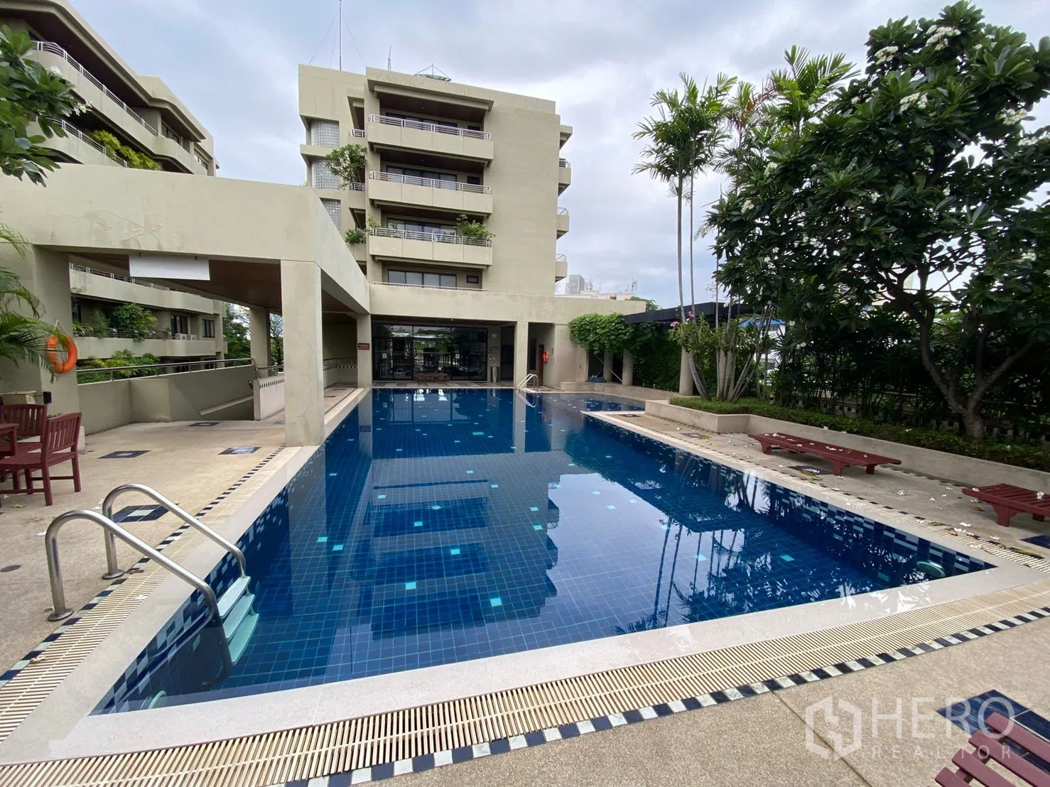 คอนโด ให้เช่าในSathon, Bangkok - สระว่ายน้ำกลางแจ้ง รายล้อมด้วยต้นไม้และอาคารโลวไรส์.