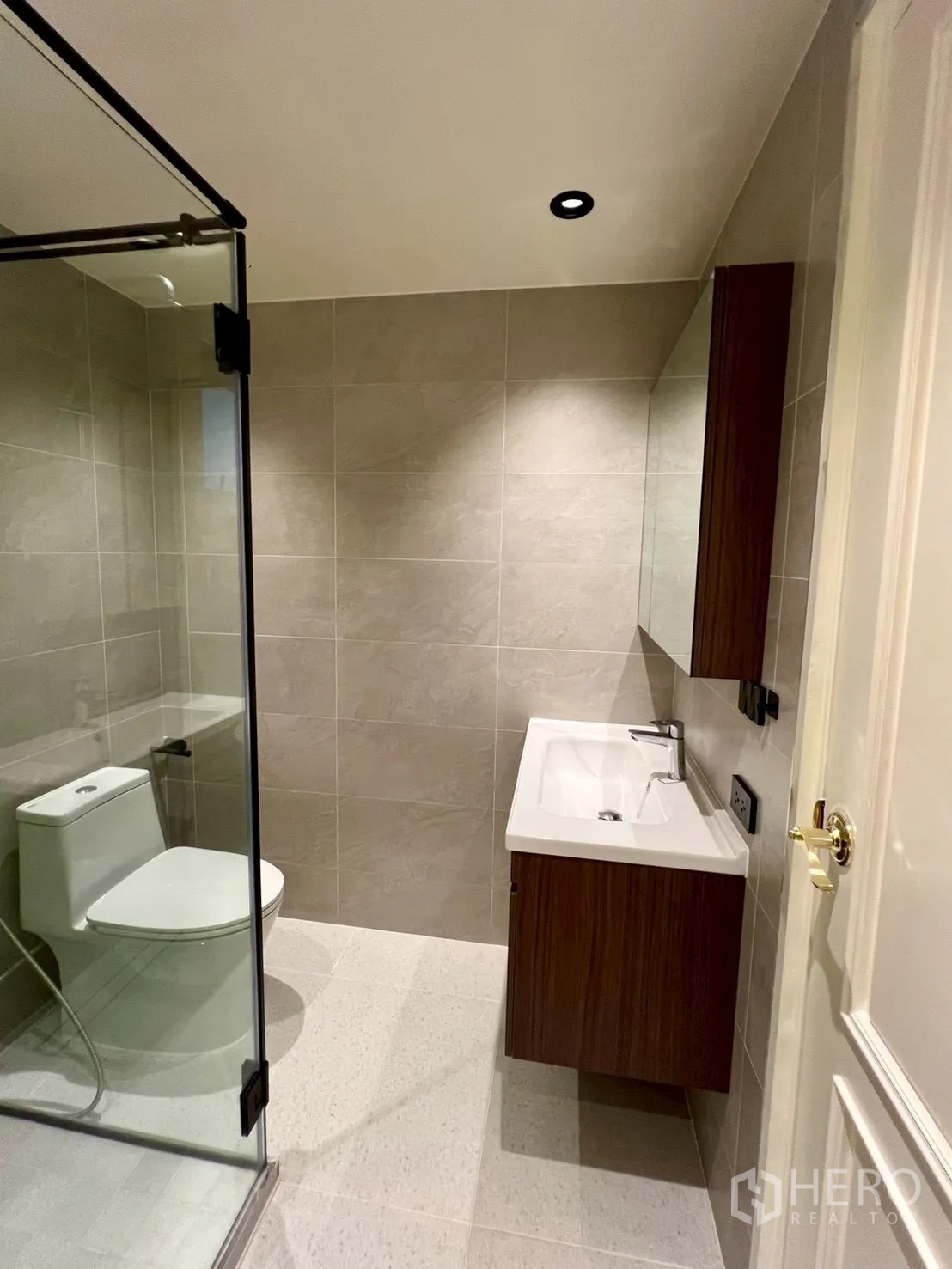 คอนโด for sale in Watthana, Bangkok - ห้องน้ำปูกระเบื้องพร้อมตู้กระจกอาบน้ำ อ่างล้างหน้า และโถสุขภัณฑ์