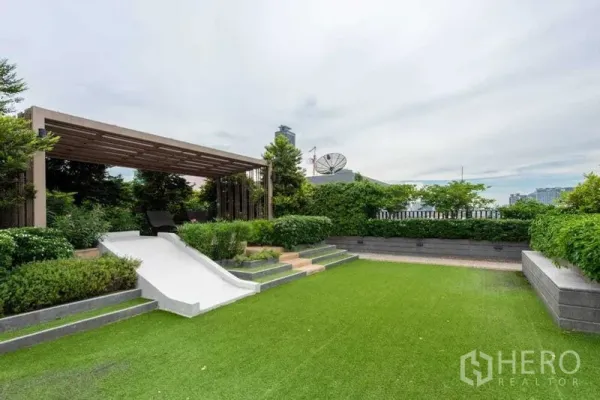 คอนโด ให้เช่าในHuai Khwang, Bangkok - สวนดาดฟ้าพร้อมศาลาพักผ่อนและสนามหญ้าตกแต่ง