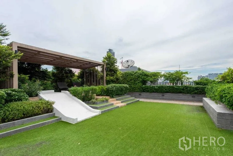 คอนโด ให้เช่าในHuai Khwang, Bangkok - สวนดาดฟ้าพร้อมศาลาพักผ่อนและสนามหญ้าตกแต่ง