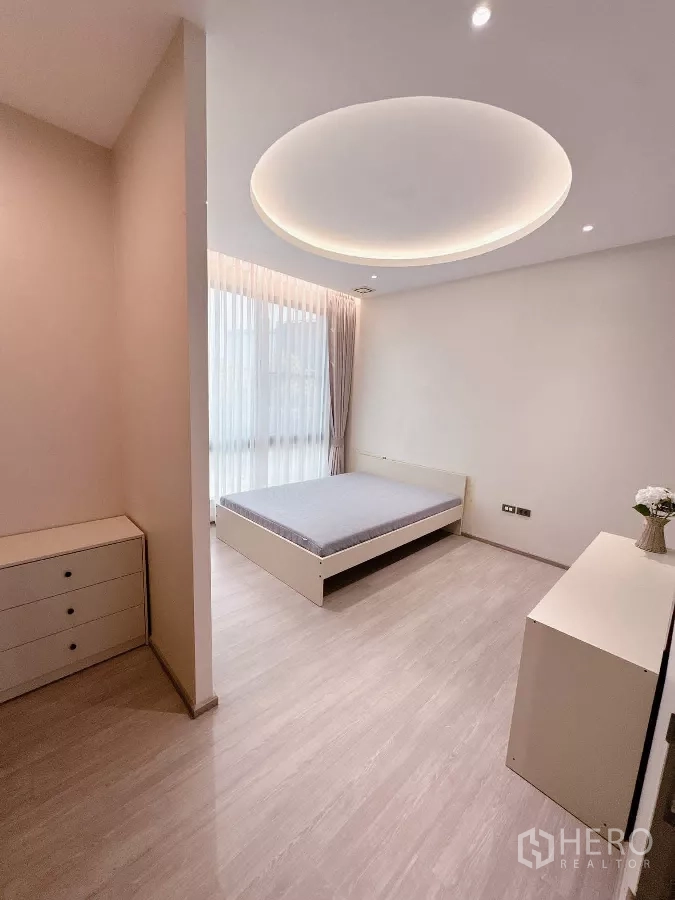 Townhouse for rent or sale in Lat Phrao, Bangkok - Secondary bedroom with circular recessed ceiling light.