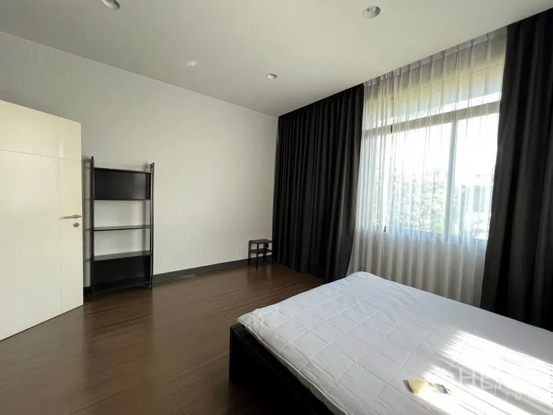 Detached House for rent or sale in Bang Kapi, Bangkok - Guest bedroom with shelving unit, big window and dark curtains.