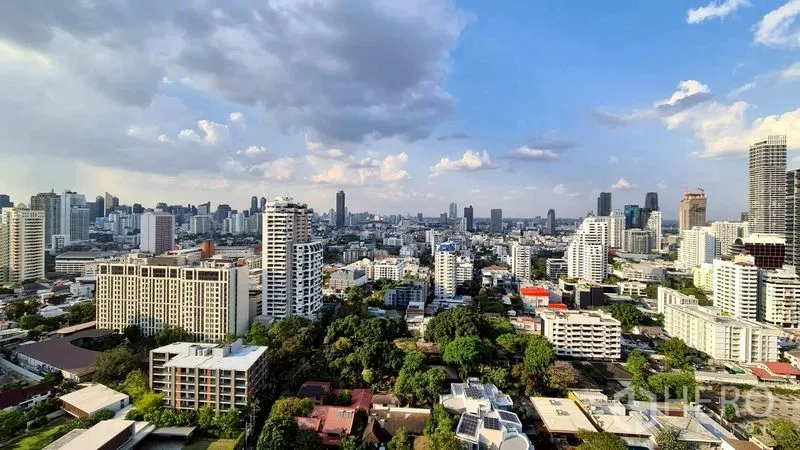 公寓 for rent in Watthana, Bangkok - 从公寓远眺曼谷城市天际线的全景视野。