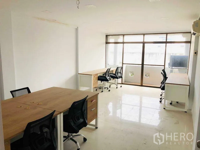 带办公室的家 出租或出售在Suan Luang, Bangkok - 采光充足的办公空间，书桌、滑轮椅与大窗。