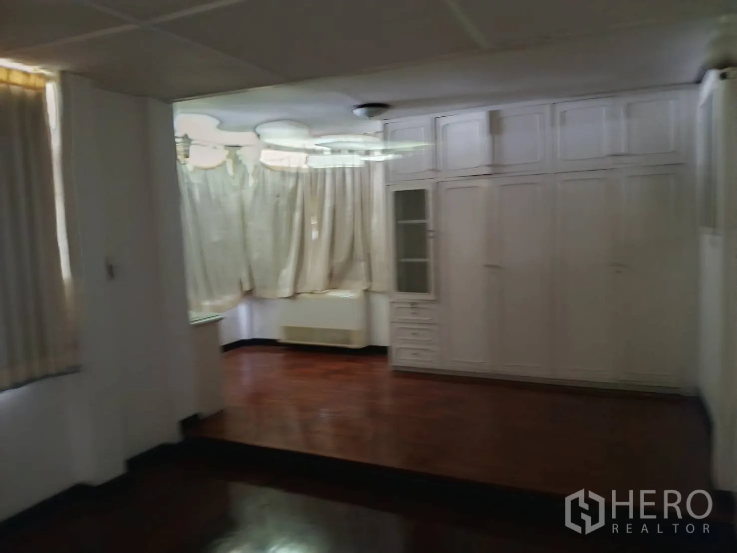 独栋房屋 for sale in Watthana, Bangkok - 宽敞房间，木地板并带白色嵌入式衣柜。