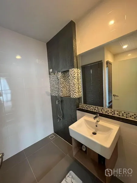 Townhouse for rent in Saphan Sung, Bangkok - Modern bathroom featuring a walk‑in shower with mosaic tiles, wall mirror and square basin.