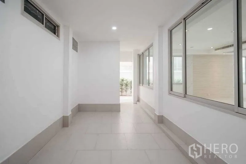 独立式住宅 出售在Watthana, Bangkok - 封闭式侧走廊，窗向客厅并通往花园