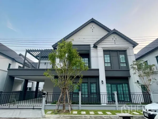 Detached House for rent in Bang Phli, Samut Prakan - Modern two-storey detached house with gated carport and terrace pergola in a Bang Phli community.