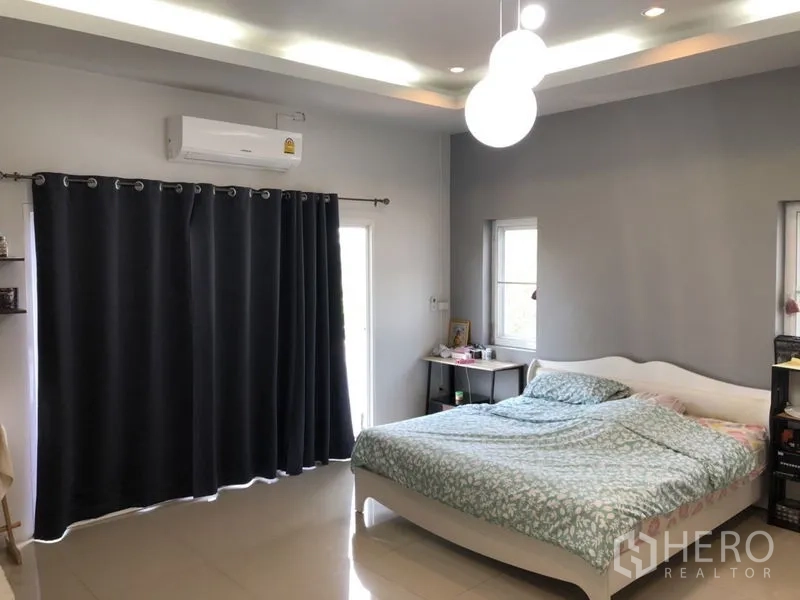 บ้าน ขายในLam Luk Ka, Pathum Thani - ห้องนอนเตียงใหญ่ เครื่องปรับอากาศ และม่านทึบ