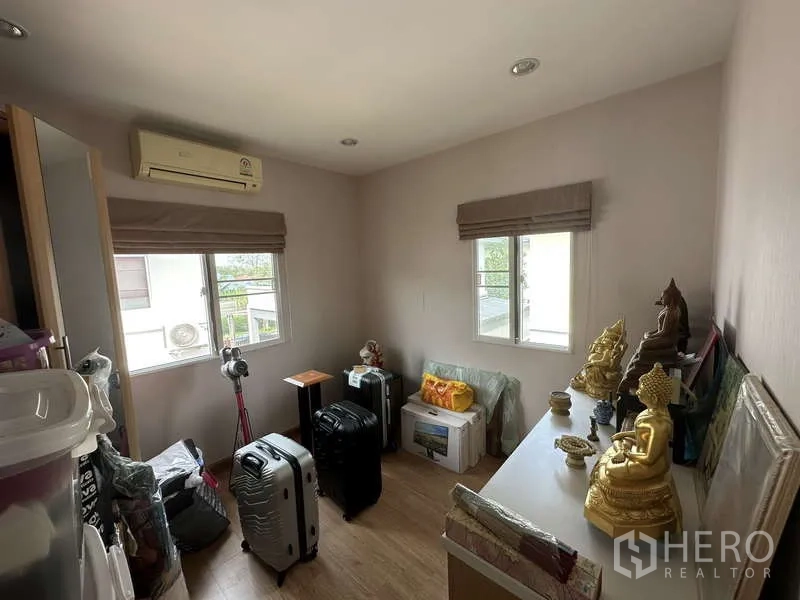 Detached House for sale in Sai Mai, Bangkok - Compact bedroom or multipurpose room with two windows and air-con.