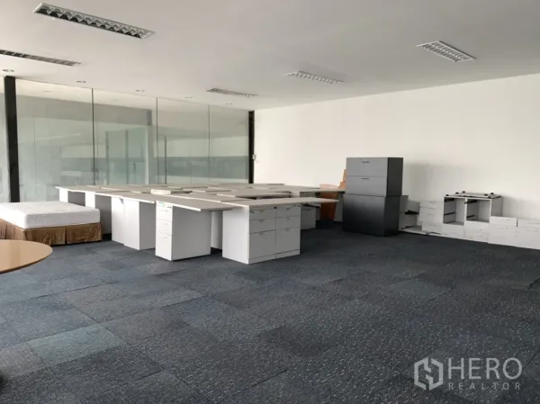 Retail Space for rent in Lam Luk Ka, Pathum Thani - Upper-floor open office area with carpet tiles and a glass partition wall.