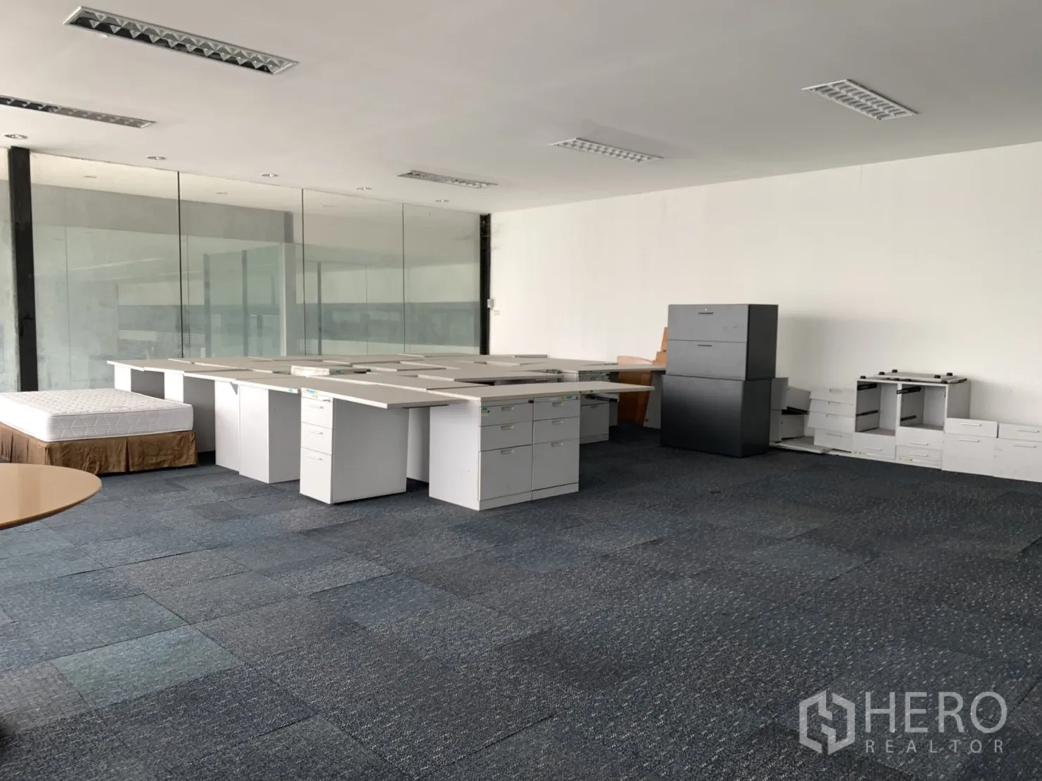 Retail Space for rent in Lam Luk Ka, Pathum Thani - Upper-floor open office area with carpet tiles and a glass partition wall.