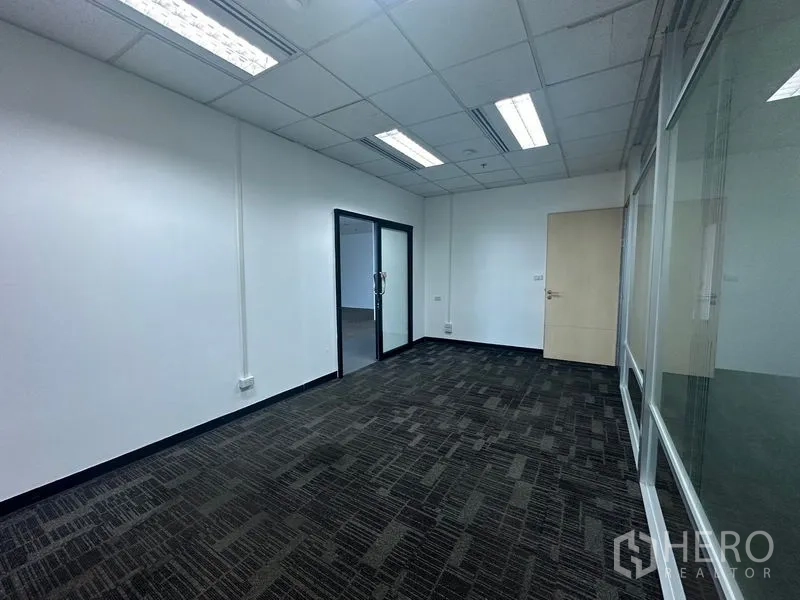 办公空间 出租在Khlong Toei, Bangkok - 中型办公室，日光灯与玻璃隔断墙。
