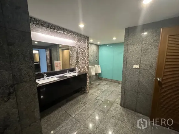 สำนักงาน ให้เช่า - ห้องน้ำส่วนกลางสไตล์โมเดิร์น ปูกระเบื้องแกรนิต มีอ่างล้างหน้าแบบคู่และโถปัสสาวะ