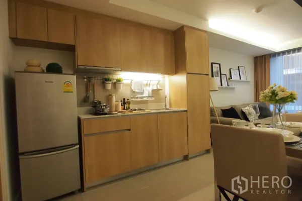 คอนโด ให้เช่าในPathum Wan, Bangkok - ครัวบิลท์อินโทนไม้พร้อมตู้เย็นและมุมทานอาหาร เชื่อมต่อพื้นที่นั่งเล่น คอนโดใกล้ BTS เพลินจิต
