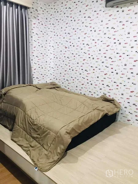 บ้าน ให้เช่าในChom Thong, Bangkok - ห้องนอนรองอบอุ่น ผนังวอลล์เปเปอร์ลายกราฟิก และเตียงแบบยกพื้น