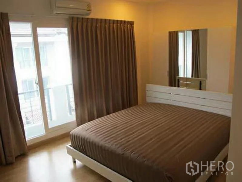 联排别墅 出租或出售在Wang Thonglang, Bangkok - 转角卧室，大片推拉门通阳台，空调与大床。