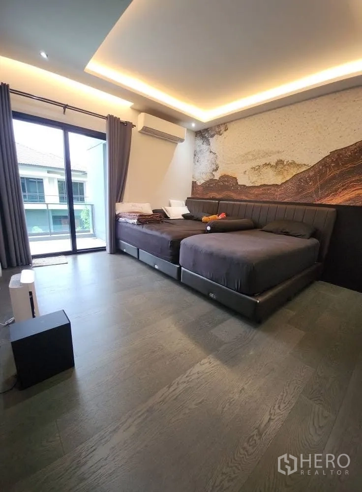 บ้าน ให้เช่าในBang Phli, Samut Prakan - ห้องนอนสว่างพร้อมระเบียง ผนังตกแต่งและไฟซ่อน