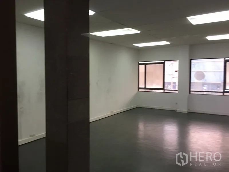 สำนักงานที่บ้าน ให้เช่าในHuai Khwang, Bangkok - พื้นที่ออฟฟิศกว้าง ผนังสีอ่อนและหน้าต่างหลายบานรับแสงธรรมชาติ.