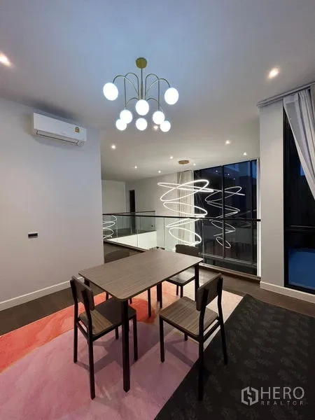 บ้าน ให้เช่าในBang Kapi, Bangkok - พื้นที่ทำงานชั้นลอย โต๊ะเล็ก ข้างโคมไฟเด่น