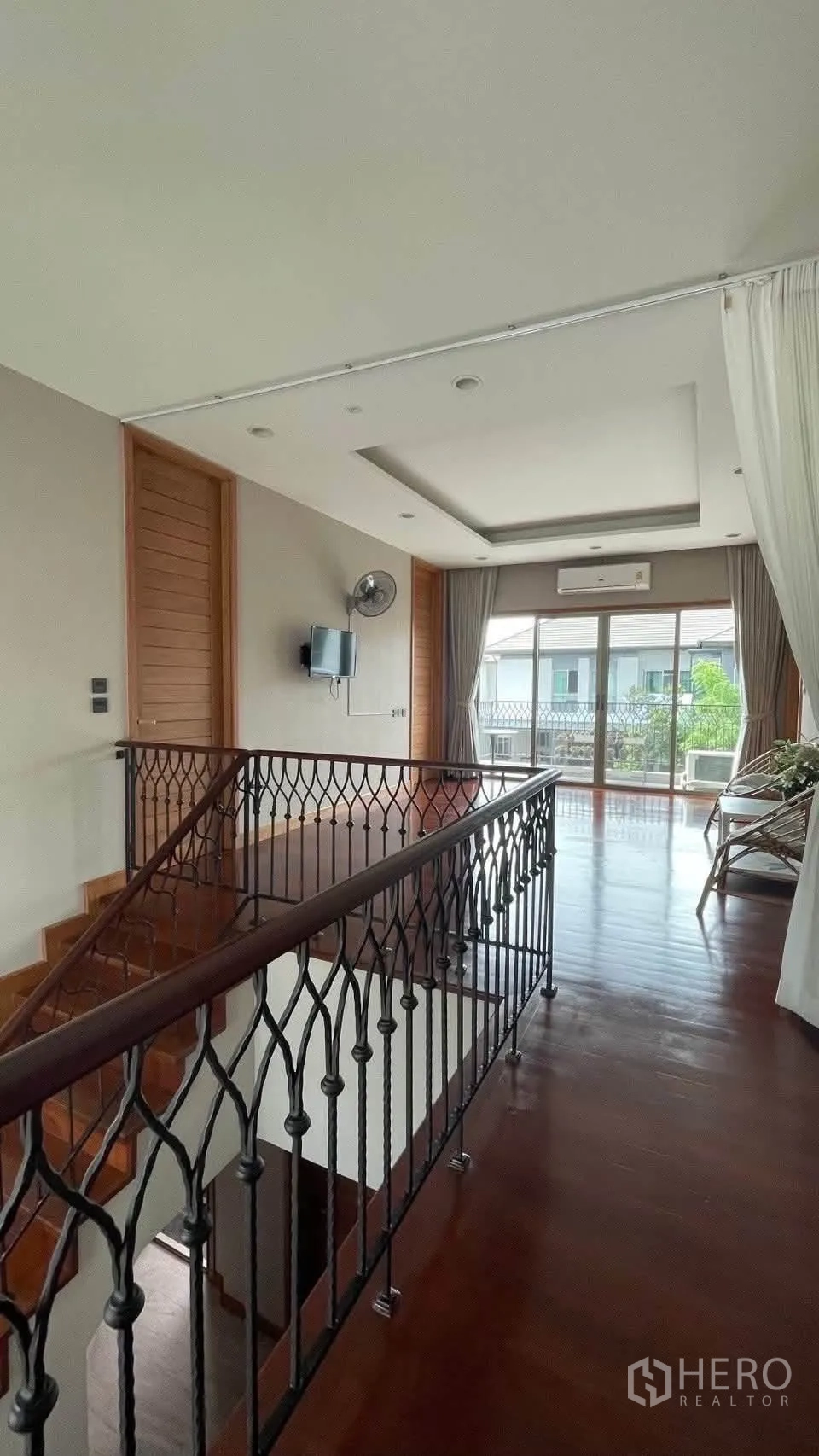 Detached House for rent in Prawet, Bangkok - Bright upper landing with wrought-iron railing and large sliding doors.