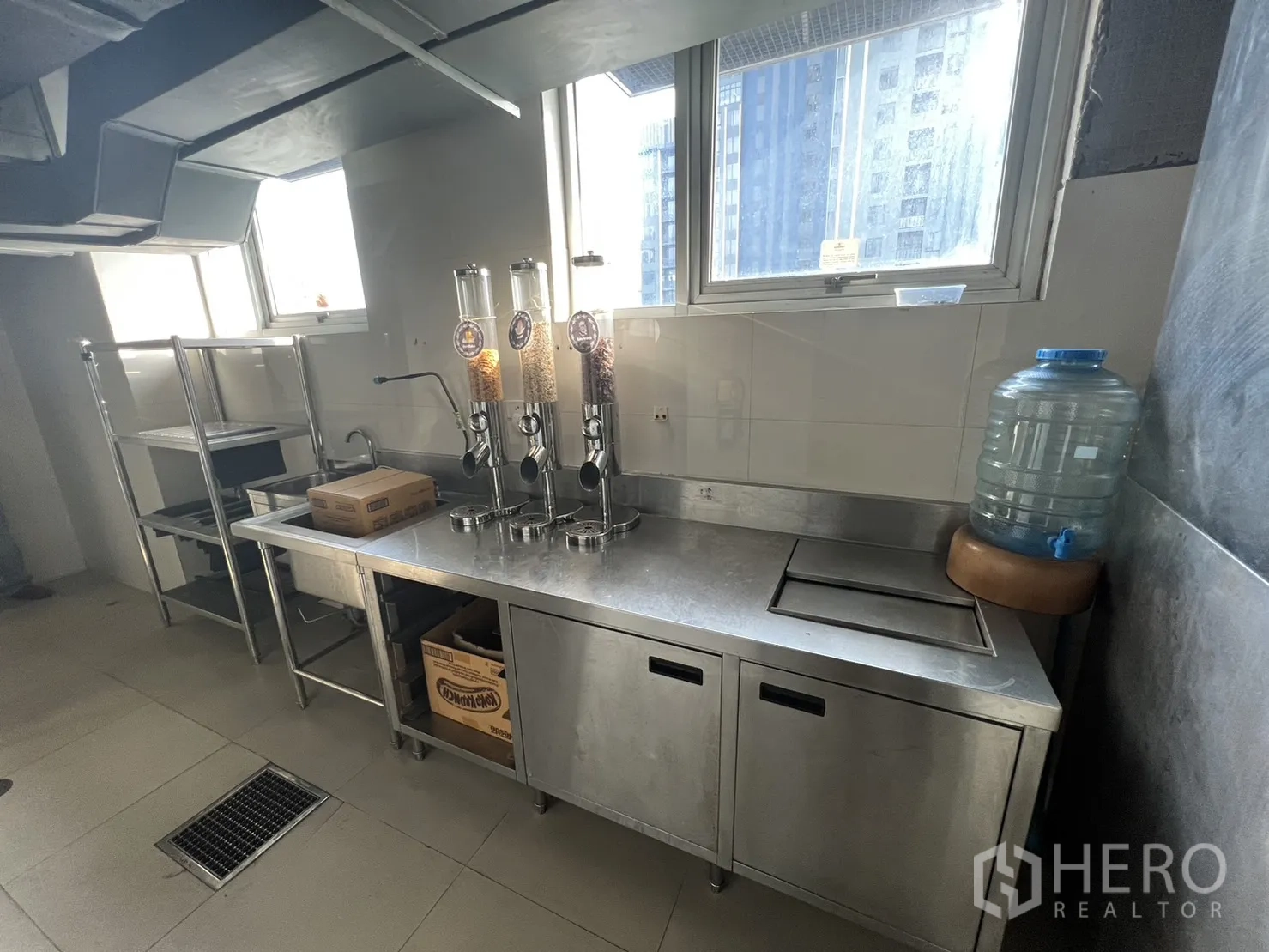 零售空间 出租在Watthana, Bangkok - 不锈钢备餐台，带谷物分配器与采光窗