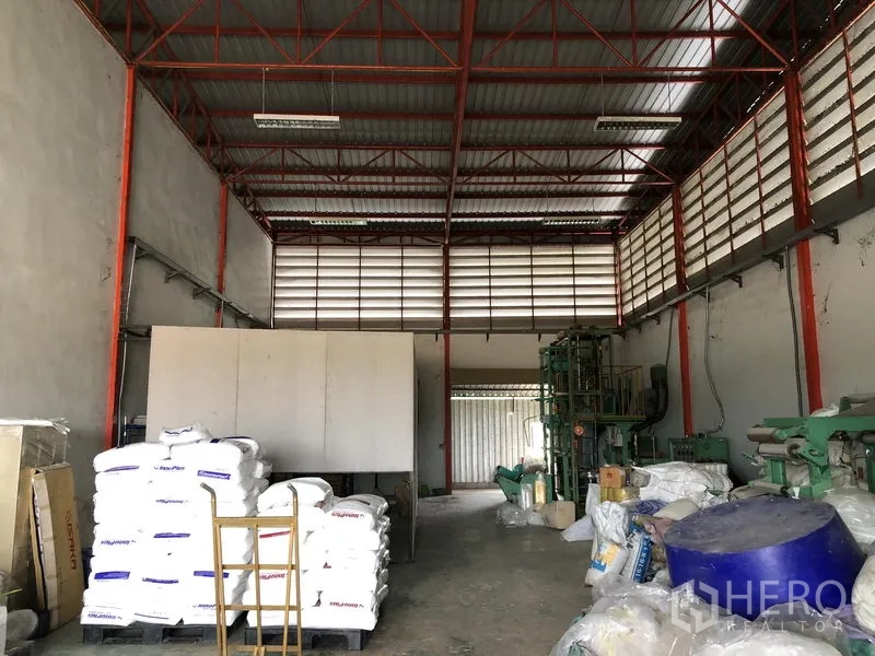 货栈 出租在Lat Lum Kaeo, Pathum Thani - 仓库内部视角，高挑钢桁架屋顶、百叶通风与混凝土地面。